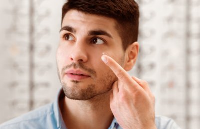 કોન્ટેક્ટ લેન્સ દૂર કરવાની સરળ રીતો